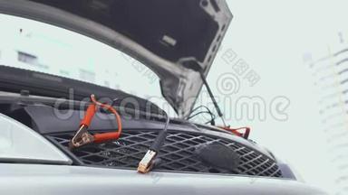 在给汽车电池充电之前，用正、负跳线夹电缆连接到终端