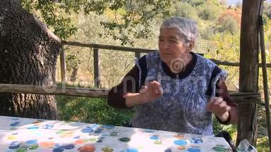 一位上了年纪的老古董妇女在乡村基金会讲故事