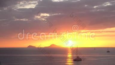 美丽的日出在<strong>私人游艇</strong>海上日落圣托里尼