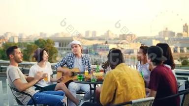 <strong>学生们</strong>在屋顶上玩得很开心，弹吉他，唱歌跳舞，坐在屋顶上的桌子上享受免费的时光