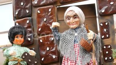 在一个<strong>童话</strong>故事中，一个男孩和一个女巫在一个儿童的圣诞市场的一个小亭的<strong>屋</strong>顶`移动娃娃的场景。