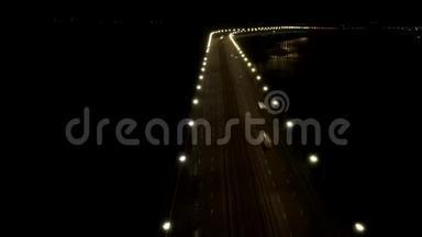 一座充满交通桥梁的惊人的超时断，夜晚，空中射击