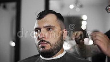 理发师用刷子把顾客肩膀上剪下来`头发拂去，理发师为顾客理发