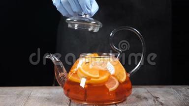 做水果茶。 调酒师双手将茶盖放在茶罐上，茶罐里有各种水果和热水