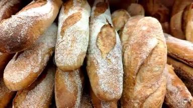 面包、面包和其他<strong>金色</strong>的面包店<strong>产品</strong>在商店货架上运动。