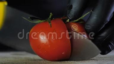 一个大番茄躺在一块<strong>木板</strong>上，<strong>背景</strong>是<strong>黑色</strong>的，厨师把一个番茄切成两块