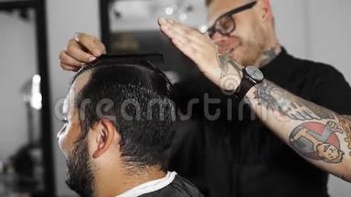 理发师在理发店理发后，用发胶给顾客做发型，男士`理发和剃须