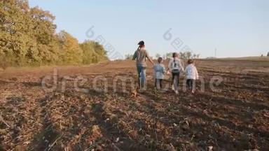 农夫和他的四个孩子一起去农场干活