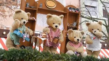 从一个儿童童话故事`三只熊在儿童圣诞市场的一个小亭的屋顶上移动娃娃`场景。
