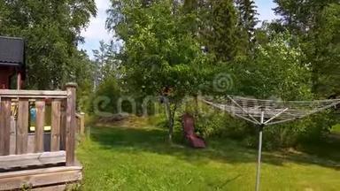 私人住宅后院的美丽景色。 夏日<strong>绚丽</strong>的绿色自然。 瑞典。