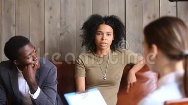 非洲夫妇<strong>会见</strong>心理学家，黑人不幸的女人分享婚姻问题