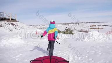 在滑雪场享受寒假的快乐滑雪女孩。