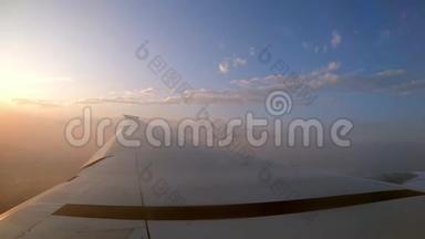 4K，飞机机翼和橙色日落，从飞机窗口看到。