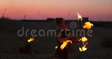 职业<strong>舞蹈</strong>家妇女在节日里用燃烧的闪闪发光的火把进行火秀和<strong>烟</strong>火表演。
