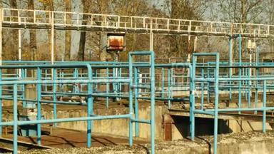 废水和废水处理厂陈旧和生锈的栏杆铁工艺沉淀、过滤、氧化