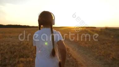 青少年女孩在日落时训练，听音乐，运动女孩戴着耳机慢跑。