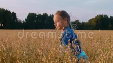 可爱的<strong>少年</strong>女孩在田野上触摸小麦和滑稽的<strong>舞蹈</strong>
