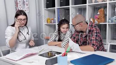 爸爸和女儿来看医生。 医生提出建议。 治疗