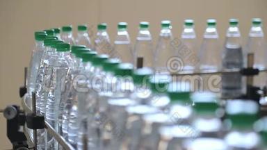 白色塑料瓶站在装瓶线上，装满矿泉水，用绿色的瓶盖堵塞