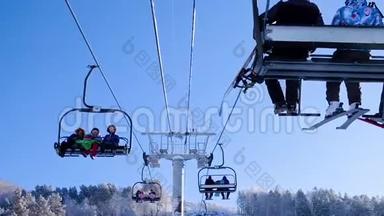 冬季滑雪胜地雪坡上的滑雪者和滑雪者。 雪山上的滑雪电梯。 冬季活动概念。 缆车滑雪场