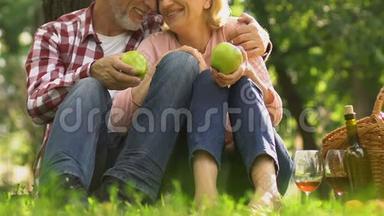 持有公园苹果、天然<strong>食品</strong>和<strong>保健</strong>建议的老年夫妇
