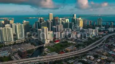 迈阿密，佛罗里达州，美国-2019年1月：空中无人机全景飞行迈阿密市中心。 上面的<strong>高楼大厦</strong>。