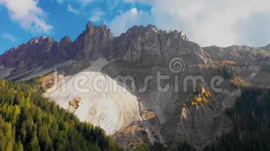 鸟`鸟瞰博尔扎诺省的高山高峰，杜洛米茨的塔伦。 意大利的秋天