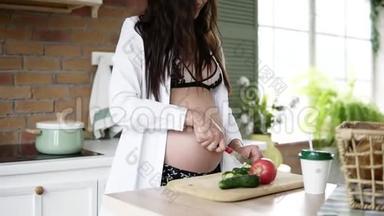 特写镜头，<strong>一个</strong>怀孕的白种人，长着深色头发，在家厨房里切蔬菜。 <strong>目标</strong>镜头