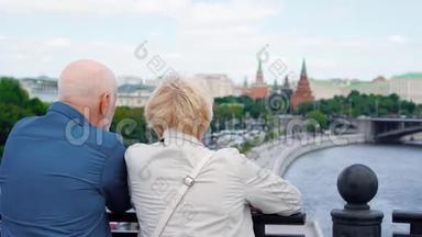 老两口的后景站在<strong>观景台</strong>上环视城市。 退休人员在俄罗斯旅行