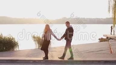 快乐的一对夫妇在湖边散步。 女主角男友