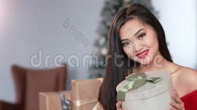 中等特写肖像，迷人优雅的亚洲年轻女子，手持礼品盒，微笑