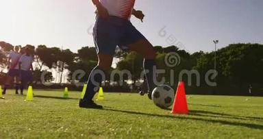 女子足球运动员在足球场上进行4k回旋训练
