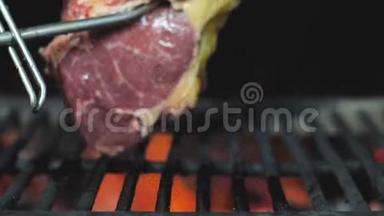 烤牛排。 烤架上的肋骨。 在烤架上烤着美味多汁的肉牛排。 Bbq牛肉排骨