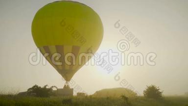 在晴朗的蓝天中，在朝阳的背景下，乘坐气球飞行.. 明亮的光。 跟随<strong>摄影机</strong>4K