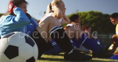 女<strong>足球</strong>运动员坐起来练习，而队长则在<strong>足球</strong>场上<strong>训练</strong>。 4k