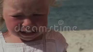 在海边哭小女孩。 小女孩<strong>眼里</strong>含着泪水。