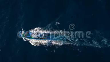 在大西洋航行的渔船的俯视图。 以不同的速度拍摄-<strong>加速</strong>和正常