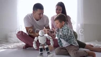 教育玩具，现代儿童玩自动机器人<strong>遥控</strong>智能<strong>手机</strong>爸爸妈妈坐在地板上