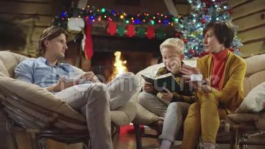 小<strong>男孩看书</strong>，而年轻人和女人在圣诞节晚上喝咖啡和聊天