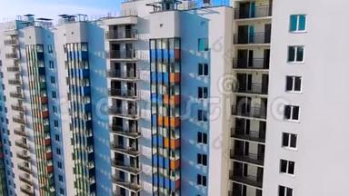 在新的现代城市地区，高楼大厦与五颜六色的栅栏。 动作。 在发展中国家附近飞行