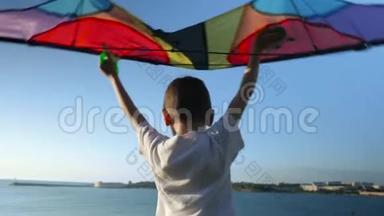 小孩玩玩具滑翔伞后视。 孩子在夏天的海天背景下。 旅行和度假概念