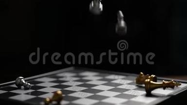 象棋落在棋盘上失败者概念黑暗背景下慢动作