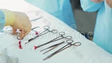 在手术过程中，双手准备好医疗器械，动作缓慢