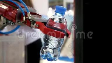 特写为红色机器人手拿一瓶wate上模糊背景，人工智能概念.. 媒体