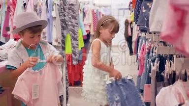 孩子们在购物，小买家在昂贵的精品店里挑选新的时尚服装