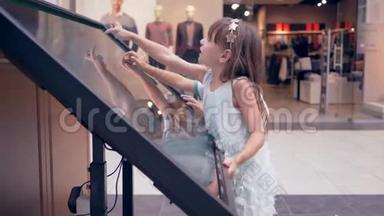 商场的现代技术，小孩子朋友用交互式触摸屏显示搜索信息