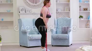 这个模特是一个胖女人，在家里减肥，和一个<strong>扩张</strong>器一起做运动