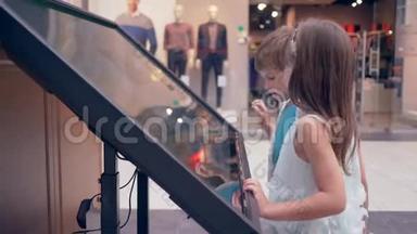现代儿童在购物中心进行网上购物时使用交互式面板