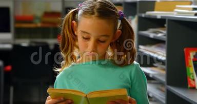 关注高加索女学生在4k学校<strong>图书馆看书</strong>的正面视角