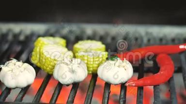 把美味的墨西哥玉米烤肉放在鹅卵石烤架上，放在发光的煤上。 准备<strong>吃东西</strong>。 街头美食，开胃烧烤